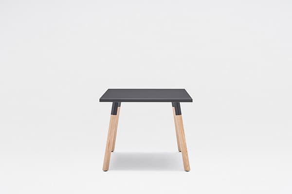 Ogi W — Table basse pieds bois