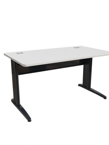 Bureau droit 140 x 80 cm avec passe-câbles et voile de fond Corial