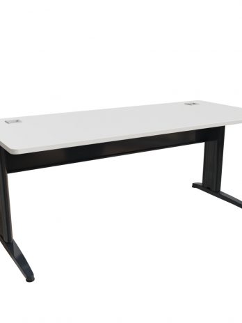 Bureau droit 180 x 80 cm avec passe-câbles et voile de fond Corial